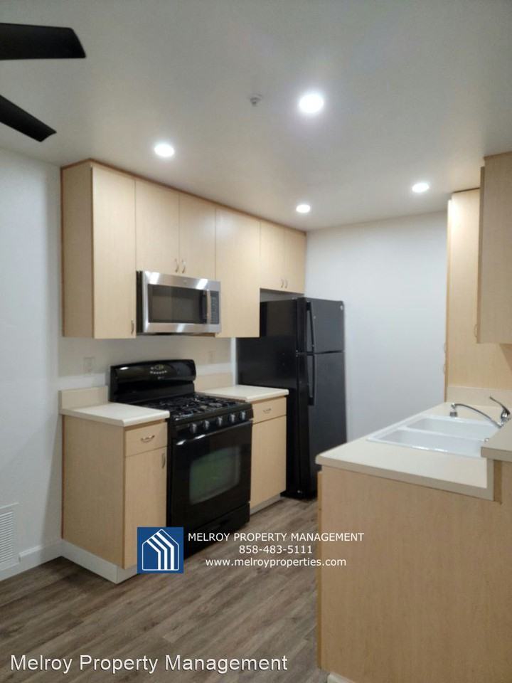 1377 Oakdale Ave - Photo 3 of 11