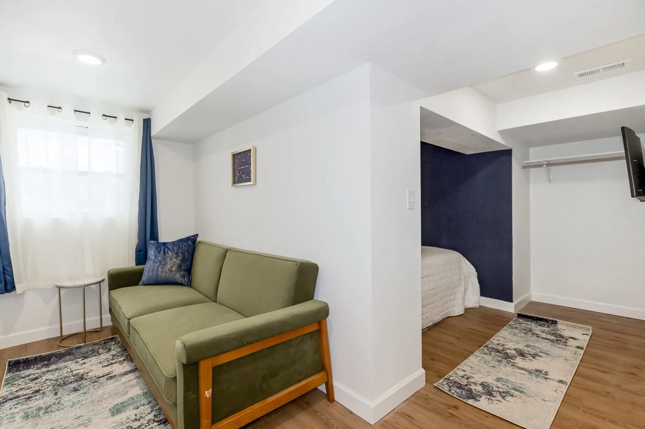 1820 1820 West 38th Street Unit Basement - Photo 2 of 10