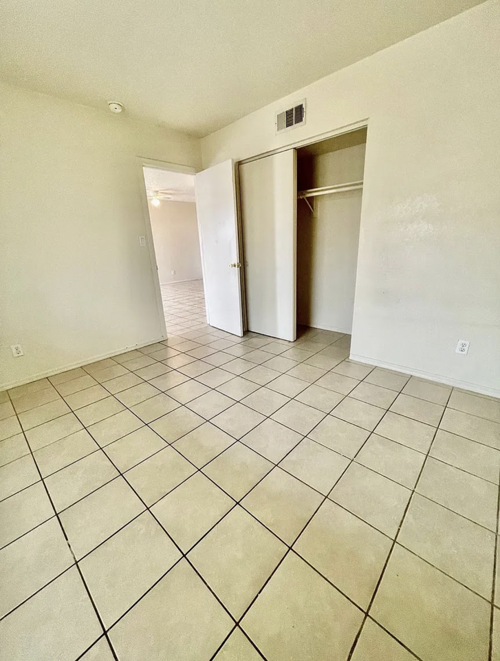 2621 E Greenway Rd - Photo 3 of 14