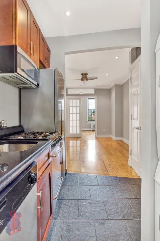 E 10th St #1A - Photo 4 of 6