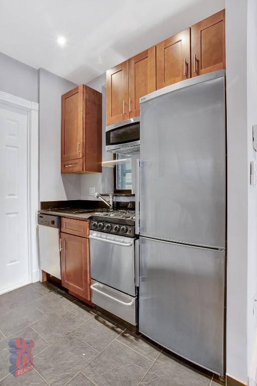 E 10th St #1A - Photo 3 of 6