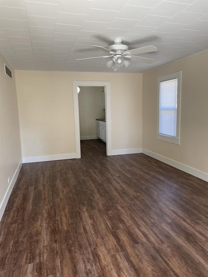 106 W B St #1 - Photo 2 of 8