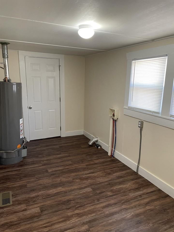 106 W B St #1 - Photo 4 of 8