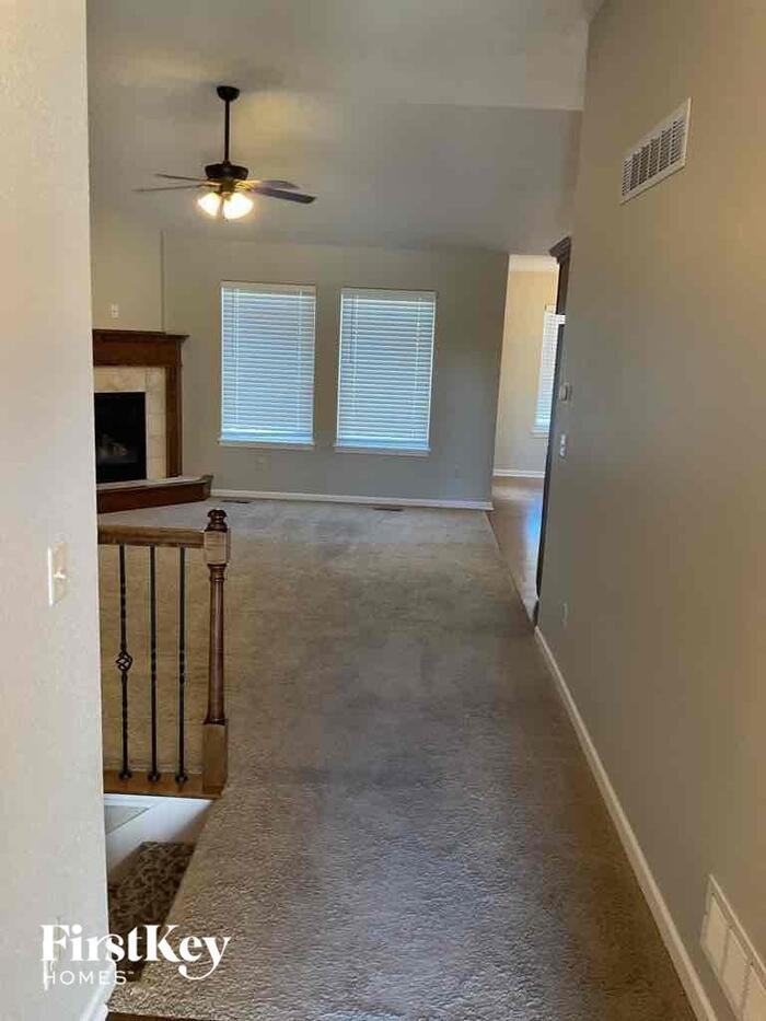 12334 N Wayne Ave - Photo 2 of 12