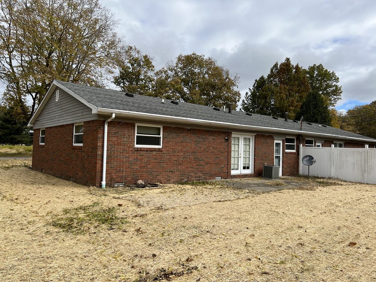 1105 E Royse Dr #1105 - Photo 2 of 16