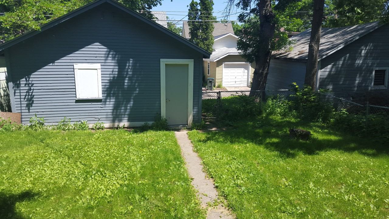 929 Sherburne Ave - Photo 2 of 9