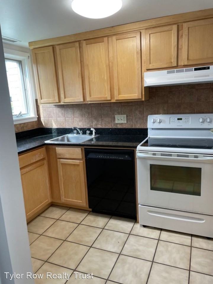 52 Tyler Row Apt A - Photo 2 of 10