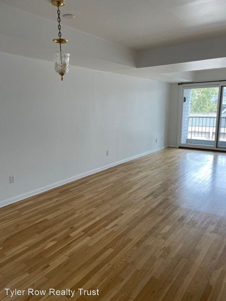 52 Tyler Row Apt A - Photo 3 of 10