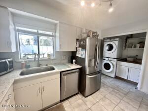 122 Pine St - Photo 2 of 18