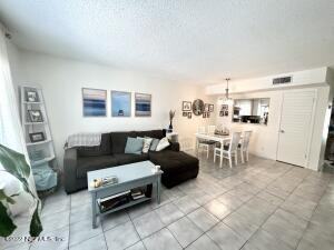 122 Pine St - Photo 3 of 18