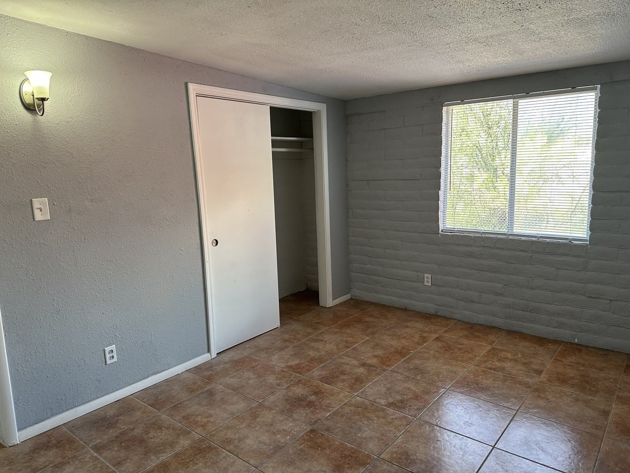 5737 E 24th St - Photo 6 of 11