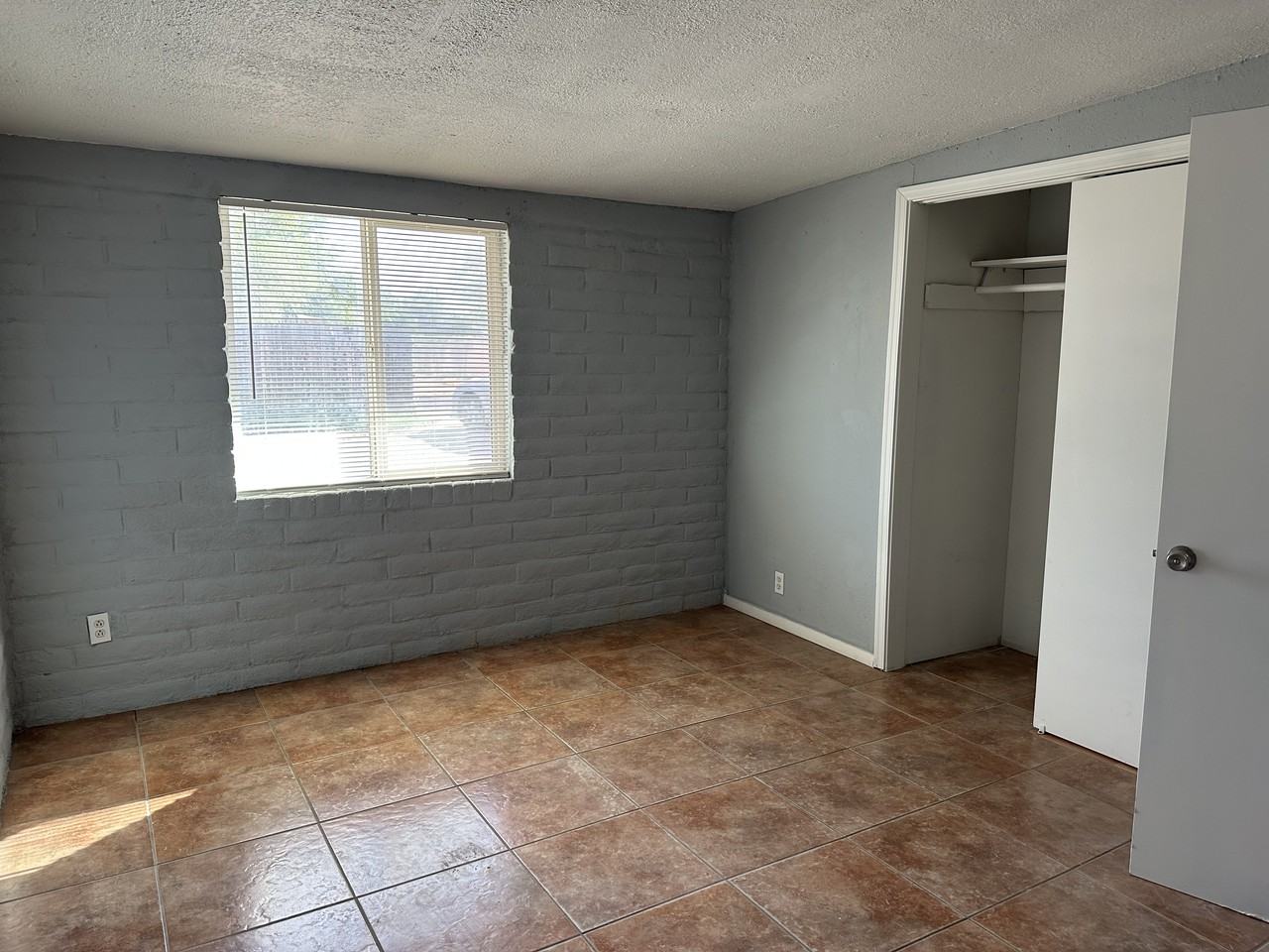 5737 E 24th St - Photo 7 of 11