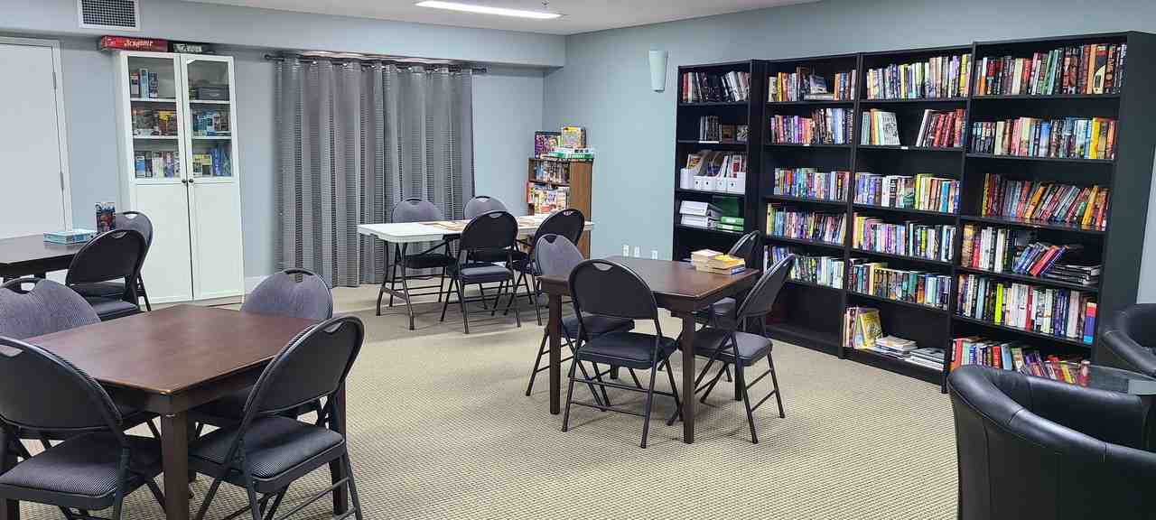 Spacious 2 bed 2 bath condo*Pool, Hot tub, Gym & more*Underground Parking* - Photo 2 of 39