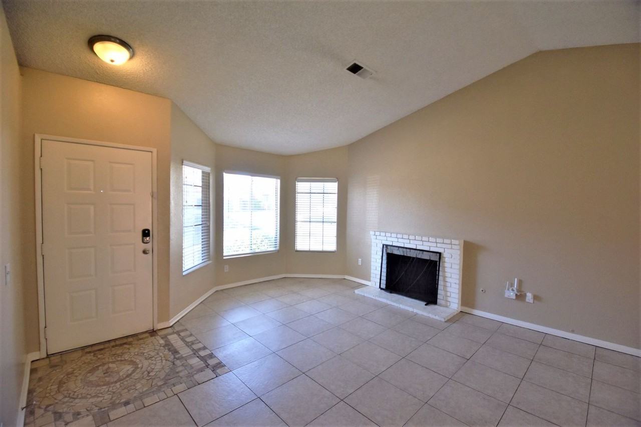 11309 Driftwood Dr - Photo 3 of 13