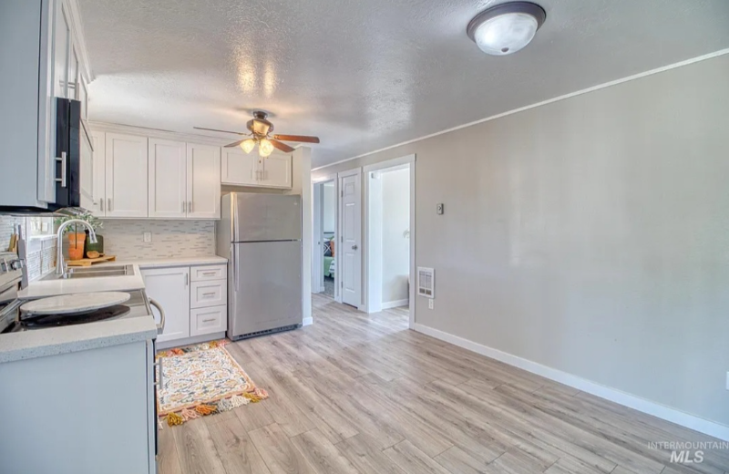 924 16th Dr - Photo 3 of 13