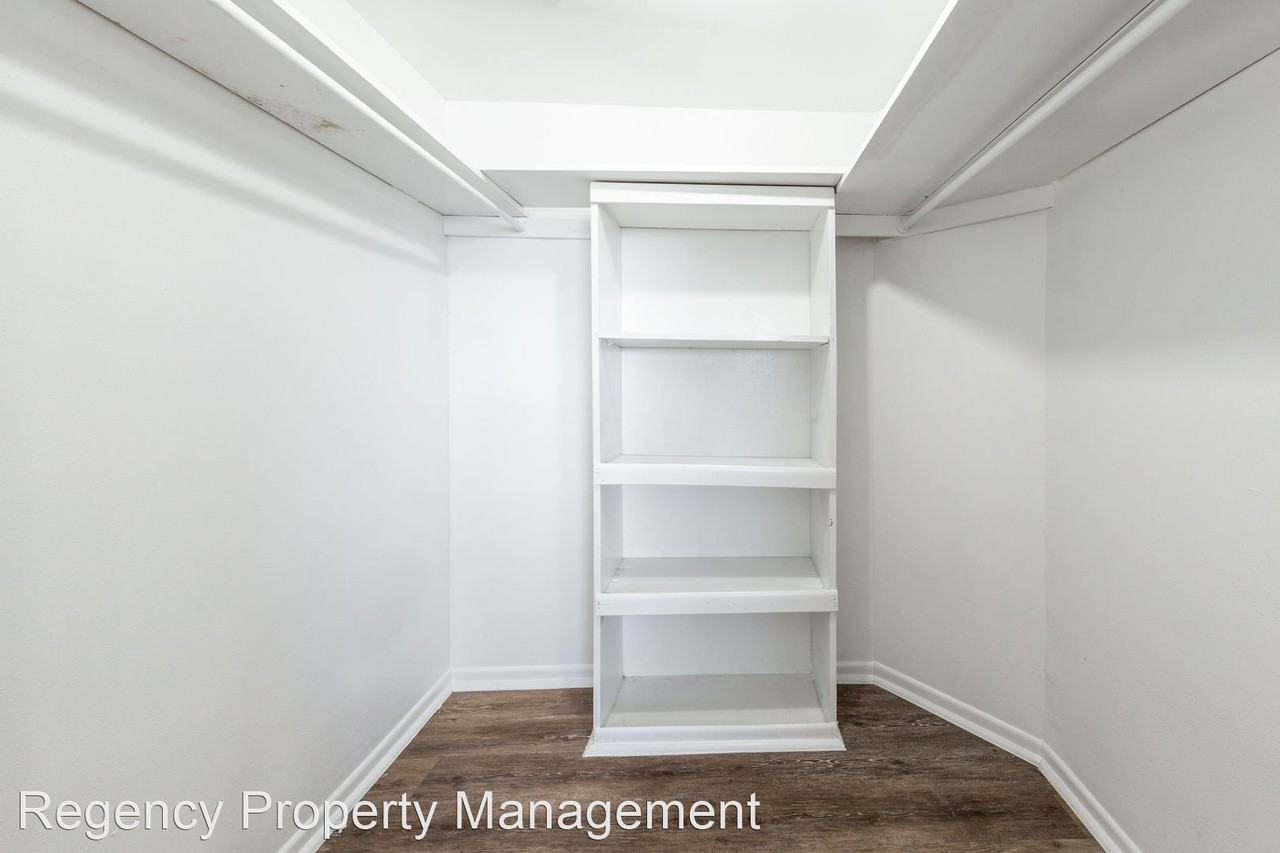 The Flats at Oak Hills / Villas at Oak Hills Apartments 7314 Oak Manor Dr, San Antonio, TX