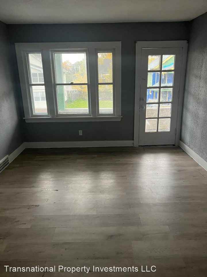 10917 Notre Dame Ave - Photo 2 of 10