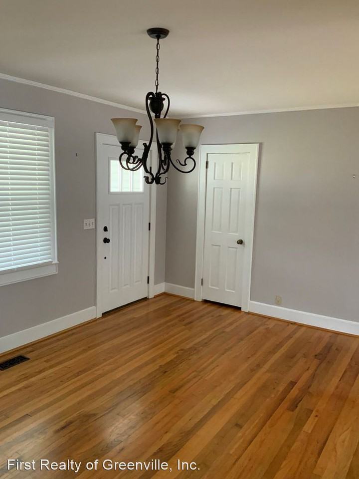 303 Country Club Dr - Photo 2 of 30