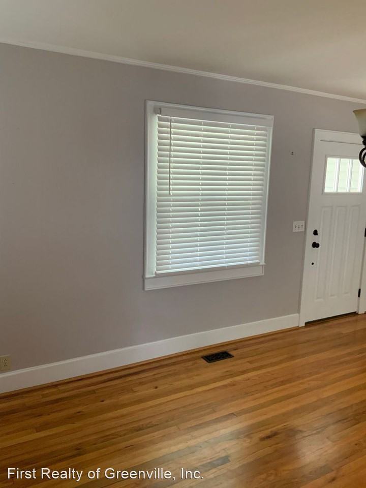 303 Country Club Dr - Photo 3 of 30