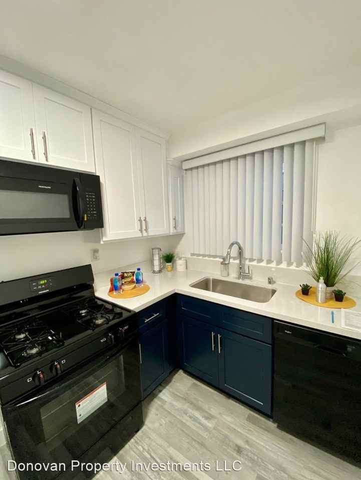 4427 Woodman Ave - Photo 2 of 6