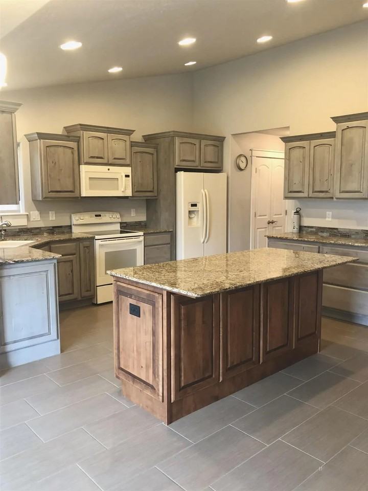 615 Lochsa Rd - Photo 5 of 32