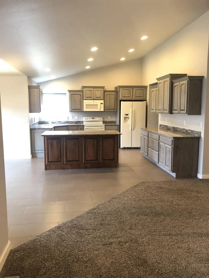 615 Lochsa Rd - Photo 7 of 32