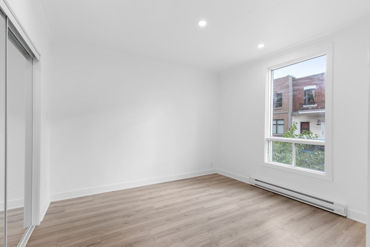 5731 Rue Hadley - Photo 2 of 14