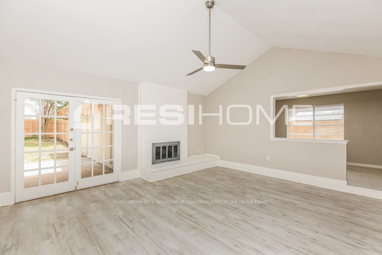 1812 Bolingbroke Pl - Photo 3 of 23