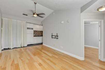 13700 Richmond Park Drive North - Photo 3 of 16