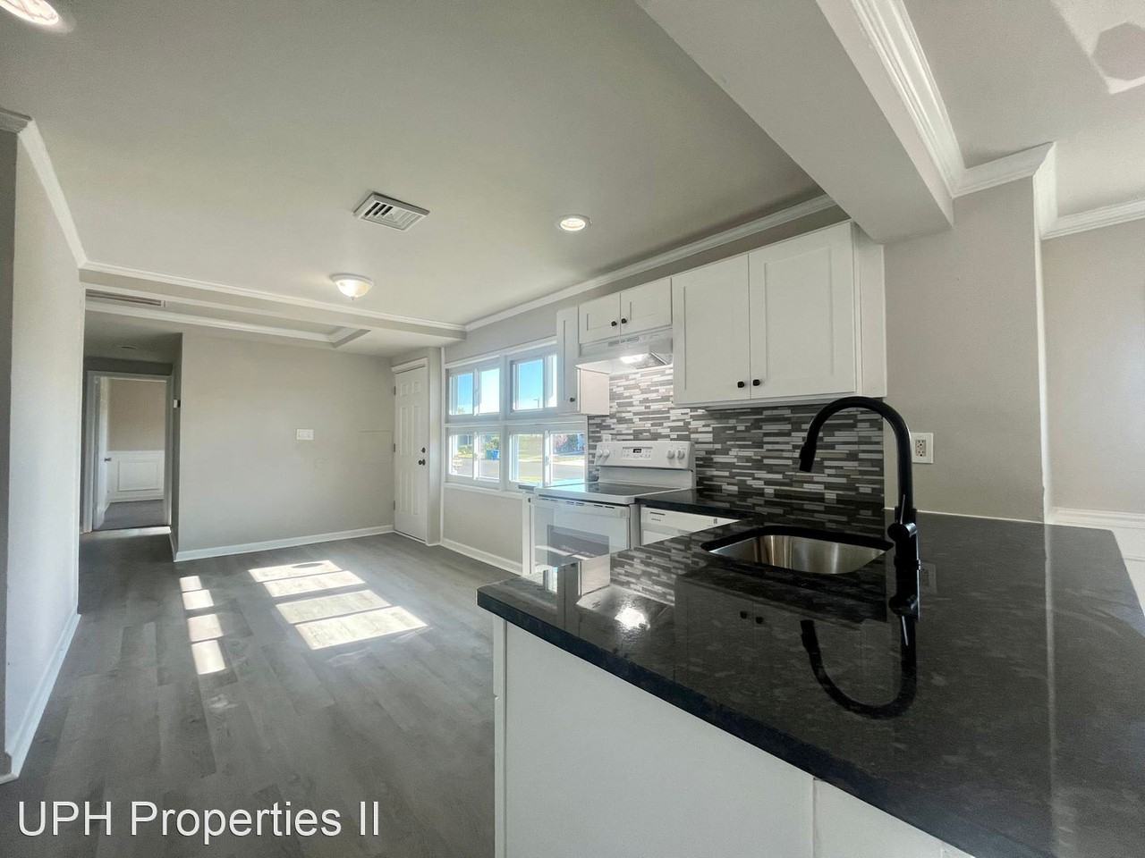 152 Crabtree Dr - Photo 2 of 10