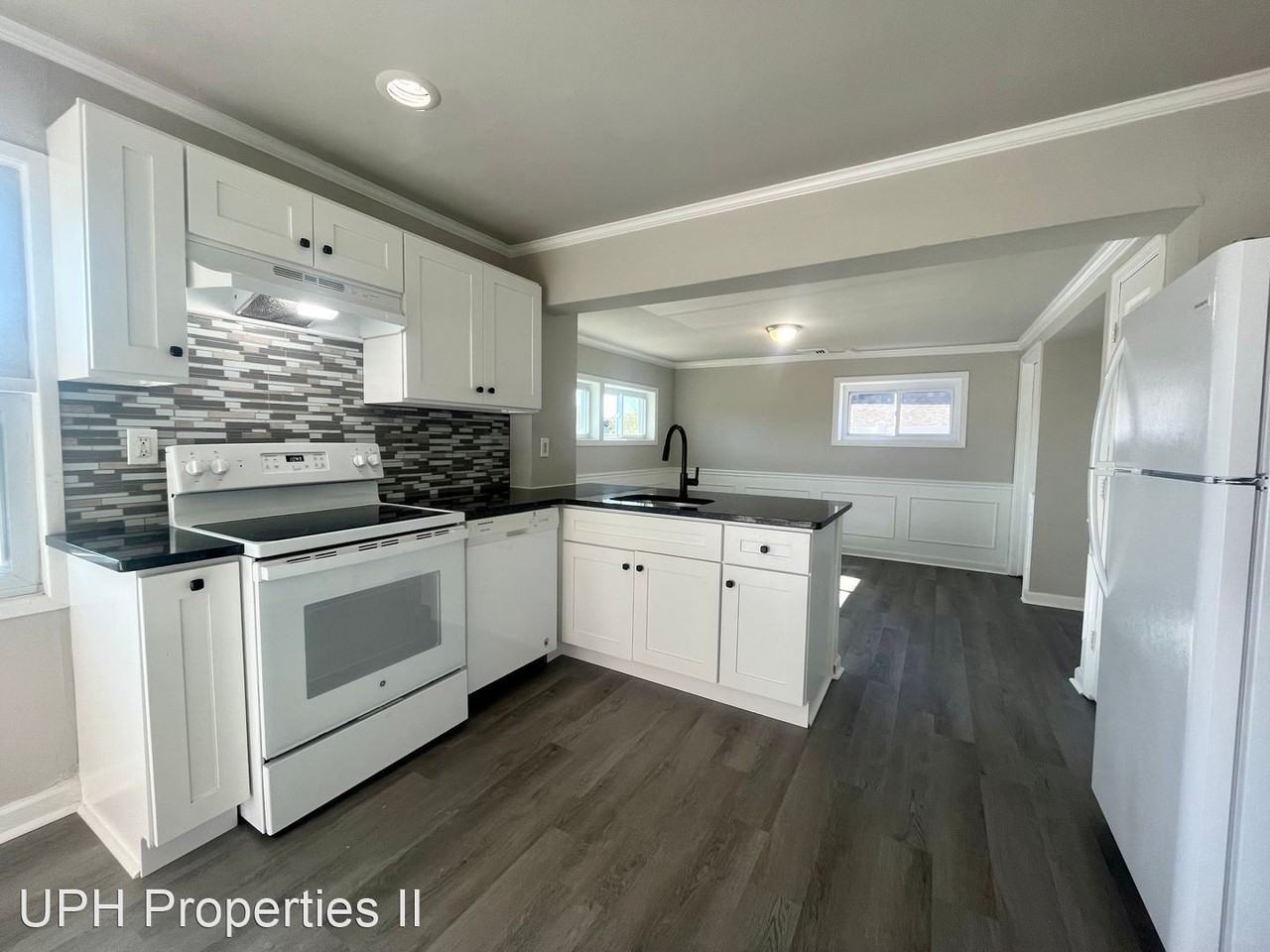 152 Crabtree Dr - Photo 3 of 10