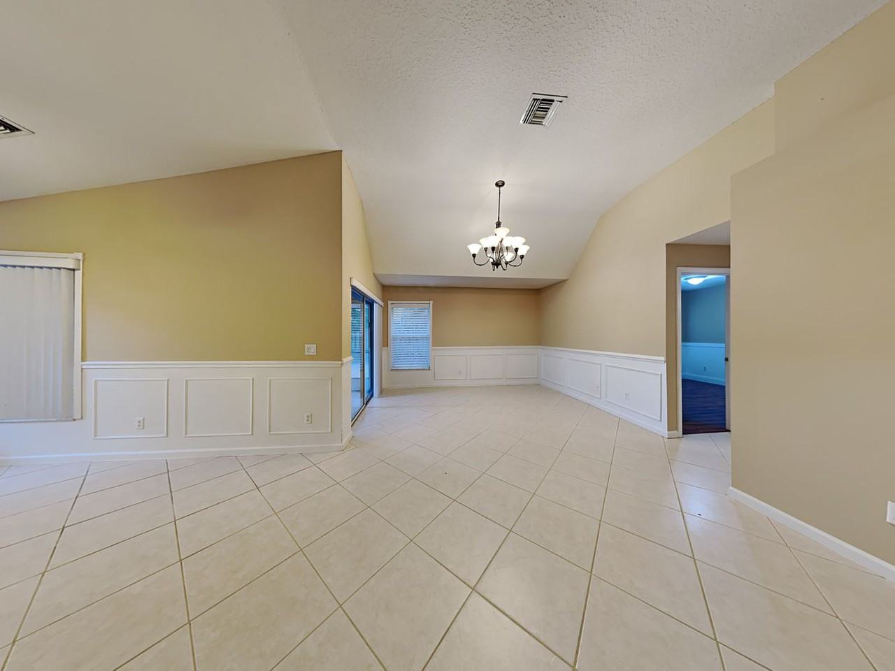 6214 Robinson St - Photo 3 of 18