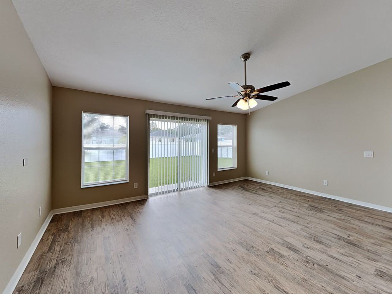 1633 Saddlehorn Dr - Photo 3 of 18