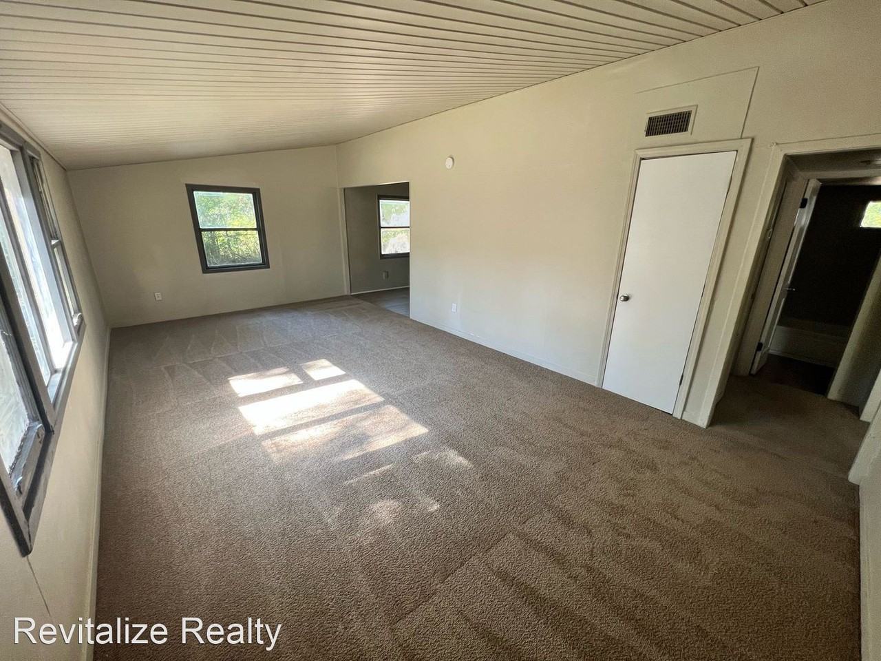 1560 Greenlawn Dr - Photo 3 of 17