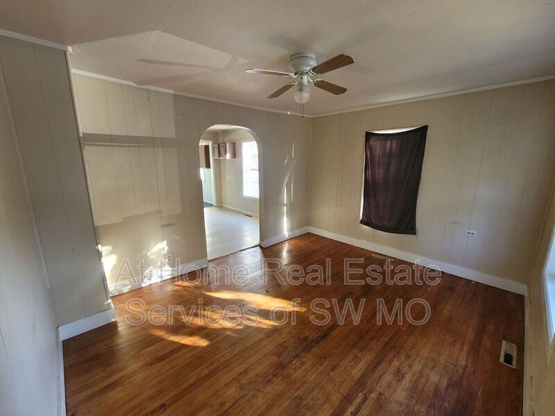2120 N Elizabeth Ave - Photo 2 of 9