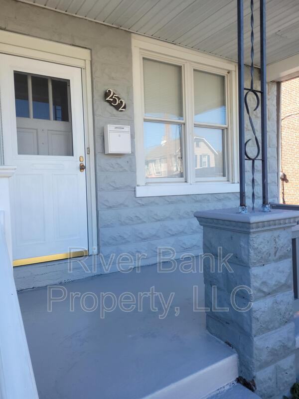 252 Mott Ave - Photo 2 of 26