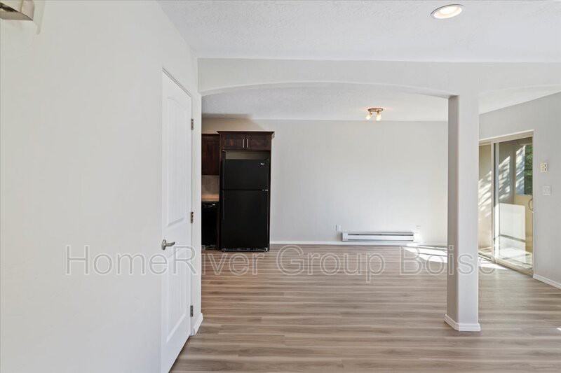 2085 W Brittany Ln #201 - Photo 2 of 32