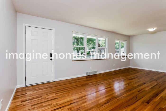 10057 Saint Simon Ct - Photo 3 of 12