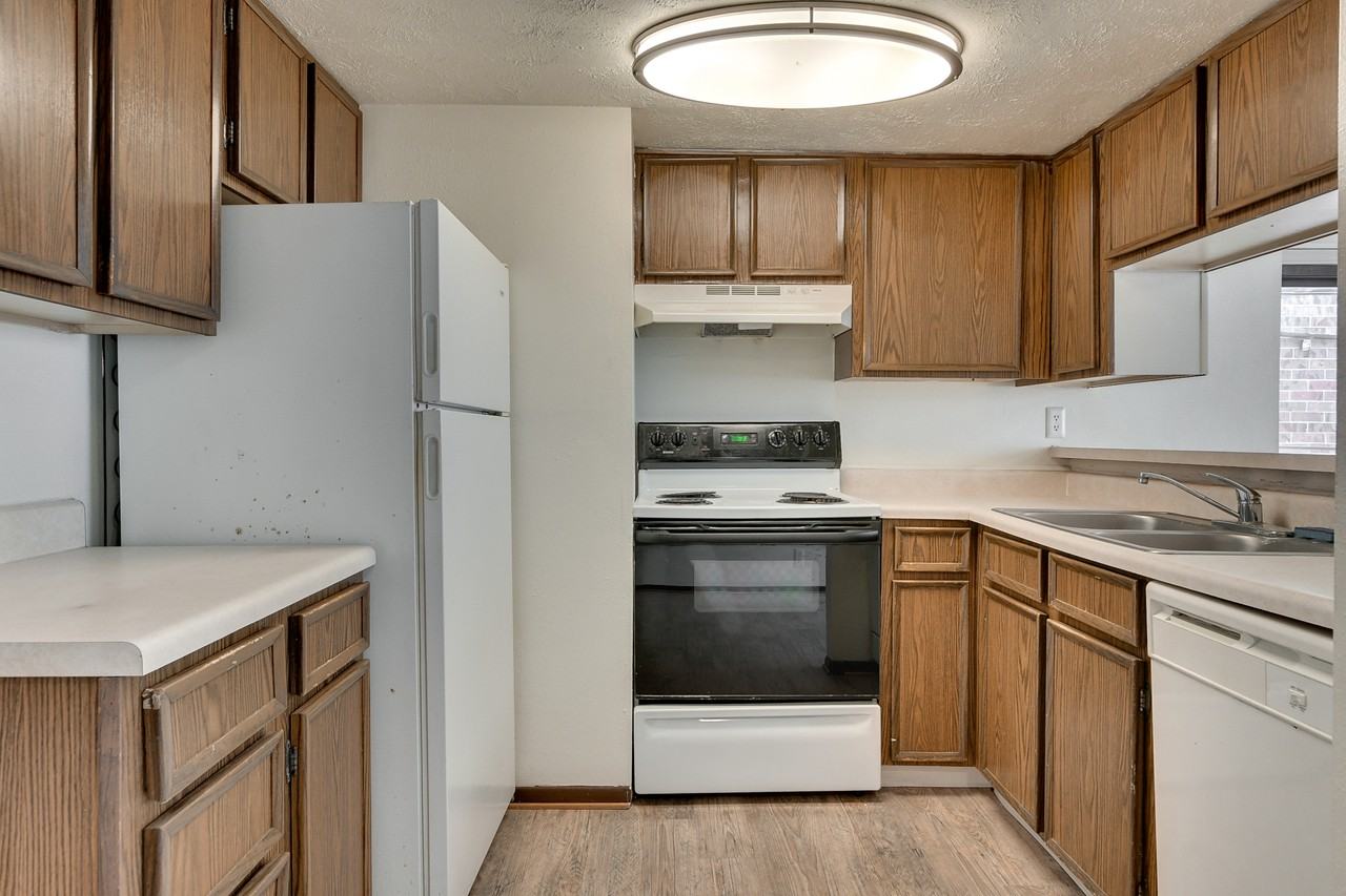 11027 Manderson Plaza - Photo 3 of 21