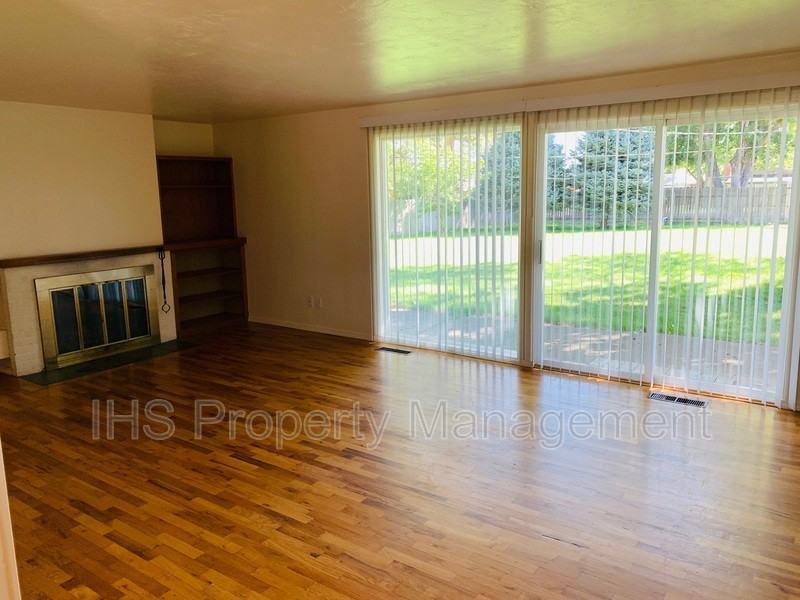 802 N Keller St - Photo 2 of 14