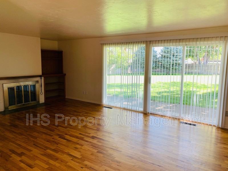 802 N Keller St - Photo 3 of 14