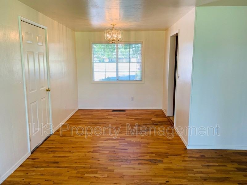 802 N Keller St - Photo 4 of 14