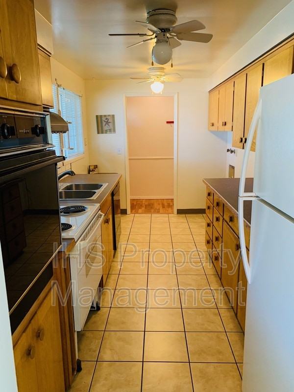 802 N Keller St - Photo 5 of 14