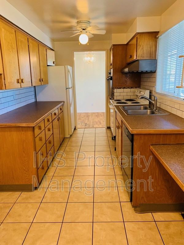 802 N Keller St - Photo 6 of 14