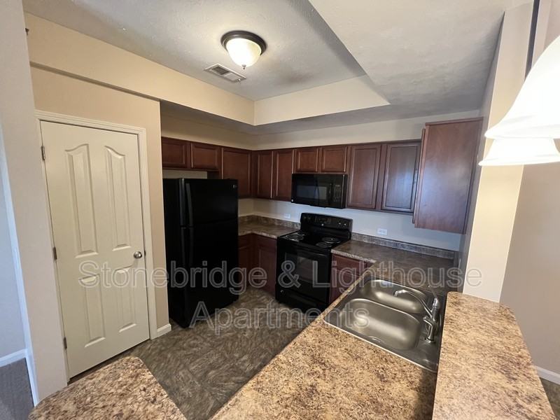 1101 Stonebench Cir - Photo 4 of 27