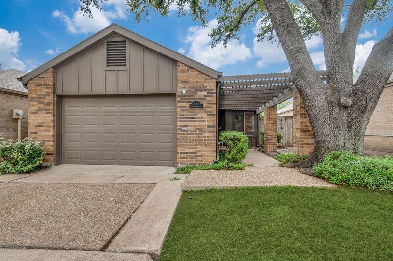 4011 Rosser Sq - Photo 2 of 12