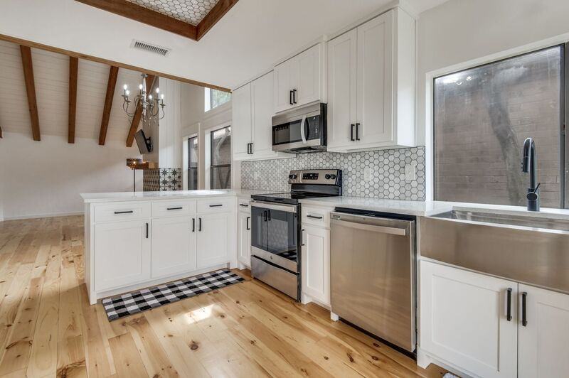 4011 Rosser Sq - Photo 3 of 12