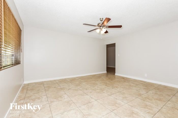 703 S Spencer - Photo 3 of 15
