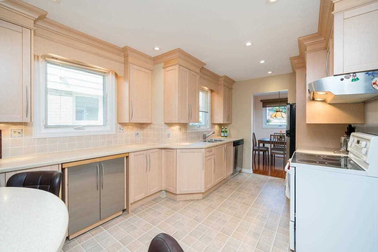 6927 Cordingley Crescent - Photo 3 of 12