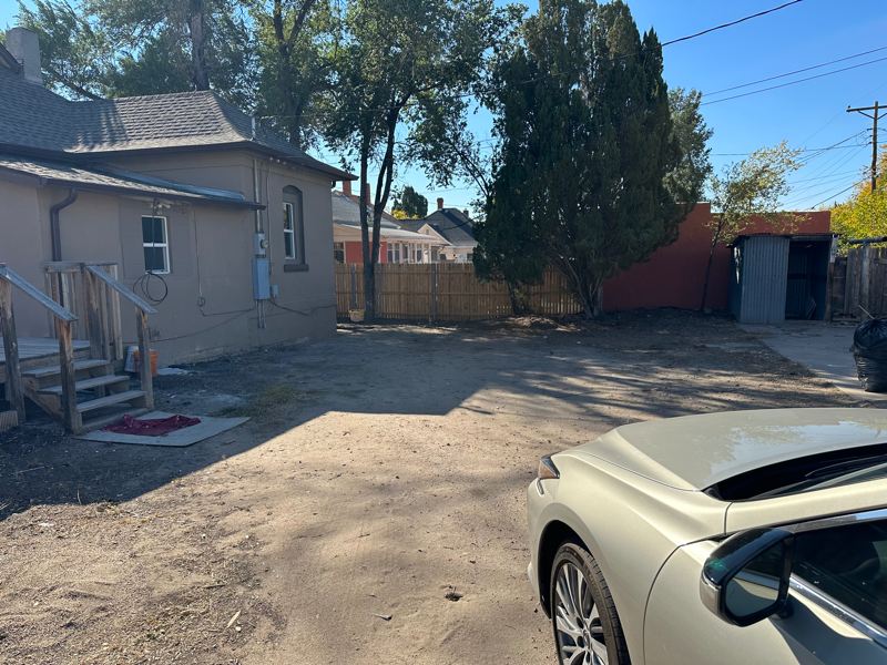 1025 E 8th St - Photo 2 of 32